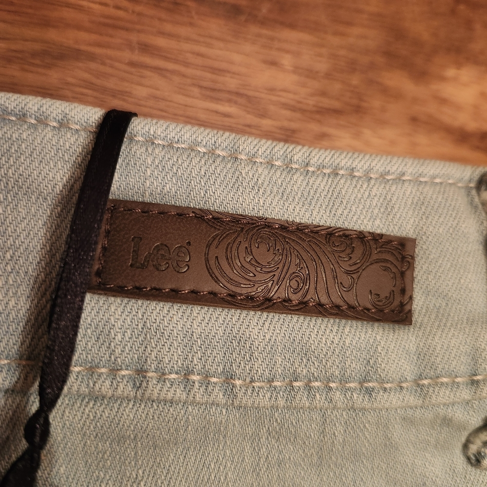Lee Classic Fit Light Blue Jeans - Picture 5 of 15